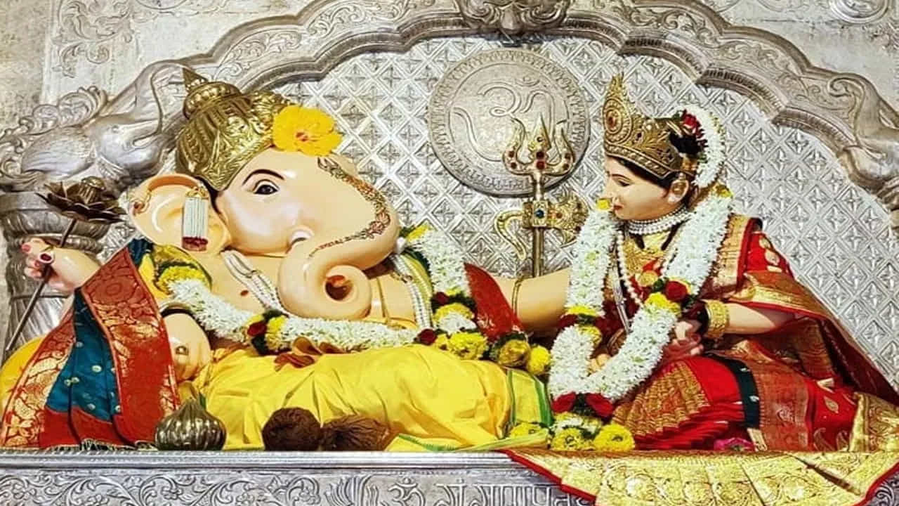 మండై గణపతి ఆలయం మహారాష్ట్రలోని పూణేలోని అతి పెద్ద గణపతి ఆలయం. ఇక్కడ గణపతి ఆలయాన్ని అఖిల గణపతి మండలం అంటారు. దేశ విదేశాల నుండి ఇక్కడ స్వామివారిని దర్శించుకునేందుకు దేశ, విదేశాల నుంచి భారీ సంఖ్యలో భక్తులు వస్తారు.   