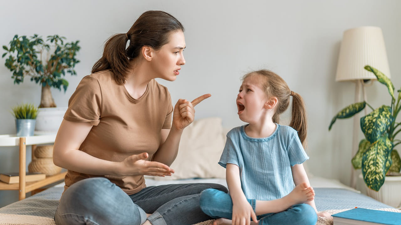 పనిష్మెంట్ ఇవ్వకండి: కొంత మంది పిల్లలు భయంతో కూడా పక్క తడుపుతూంటారు. కాబట్టి పడుకునే ముందు వారిని తిట్టడం, పనిష్మెంట్స్ ఇవ్వడం వంటివి చేయకూడదు. దీనివల్ల వారు భయపడిపోతారు. అప్పుడు టాయిలెట్ వచ్చిన మిమ్మల్ని నిద్ర లేపడానికి భయపడతారు. అప్పుడు పక్క తడిసిపోతుంది.