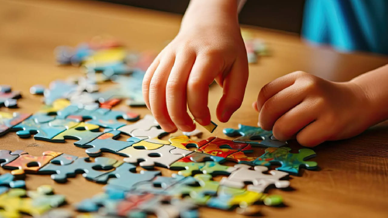 పజిల్.. మీరు మీ పిల్లలను పజిల్ గేమ్స్ ఆడేలా చేయవచ్చు. ఇందులో పిల్లలు పెద్ద చిత్రంలోని చిన్న ముక్కలను సరైన ఆకారంలో కలపాలి. ఇది దృష్టిని పెంచడంలో సహాయపడుతుంది, సమస్య పరిష్కార నైపుణ్యాలను కూడా బలపరుస్తుంది. ఆలోచనా నైపుణ్యాలు కూడా మెరుగుపడతాయి. ఇందులో బ్లాక్ పజిల్స్, బబుల్ షూటర్లు, లింక్ పజిల్స్ ఉన్నాయి.