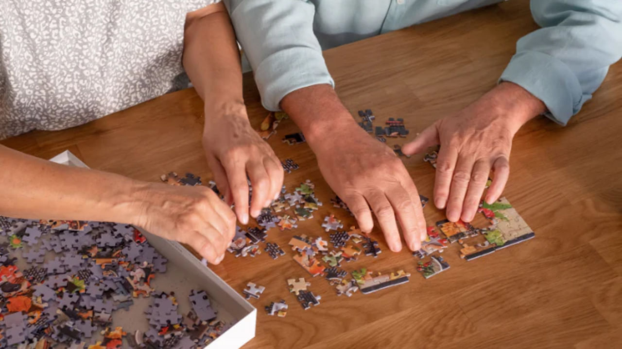 కేవలం ఆహారమే కాకుండా మెదడుకు ఎక్సర్ సైజ్ కూడా చాలా ముఖ్యం. మెదడుకు ఎప్పుడూ కొత్త విషయాలను అందిస్తూ ఉండాలి. ఆప్టికల్ ఇల్యూషన్స్, పజిల్స్, బుక్స్ చదవడం వల్ల బ్రెయిన్‌కి ఎక్సర్ సైజ్‌గా ఉంటుంది.