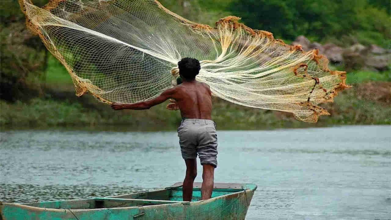 గంపెడు ఆశతో చేపల కోసం వల వేస్తే.. దొరికింది చూసి పరేషాన్! ఇంతకీ ఏం చిక్కిందంటే..