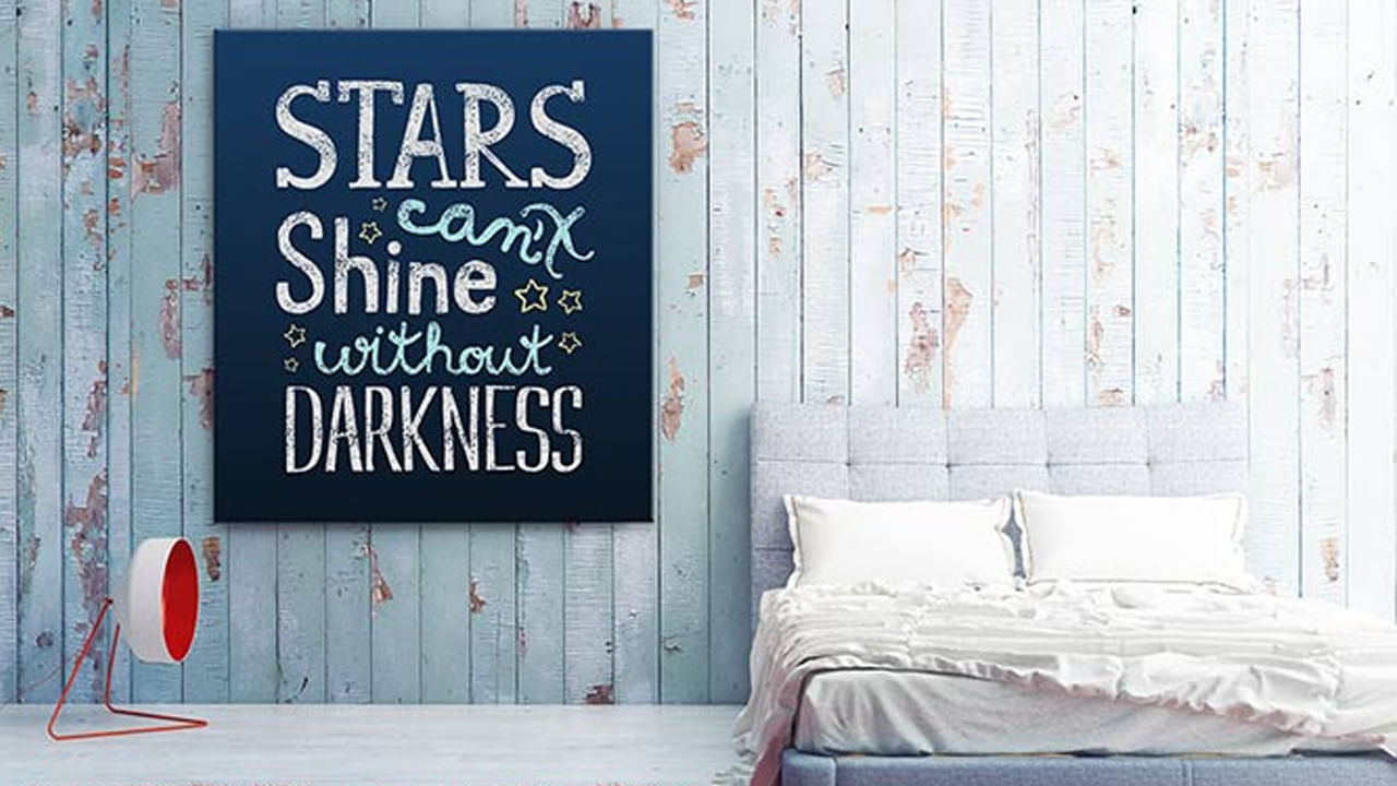 ప్రేరణ కలిగించే కొటేషన్స్: చాలా మందికి బెడ్రూమ్లో కొటేషన్స్ పెట్టుకోవడం అలావాటు. నిద్రలేచిన వెంటనే వాటిని చదవడం వల్ల మన ప్రేరణ పెరుగుతుంది. వాటిని త్వరగా అచీవ్ చేయాలనే ఆత్మవిశ్వాసం పెరుగుతుంది.