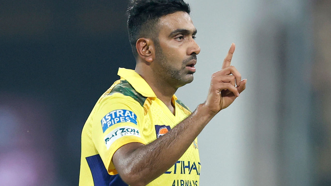 106 టెస్ట్ మ్యాచ్‌ల్లో 537 వికెట్లు పడగొట్టాడు. దీంతో పాటు, అతను 6 సెంచరీలు, 14 హాఫ్ సెంచరీల సహాయంతో 3503 పరుగులు కూడా చేశాడు. అశ్విన్ 116 వన్డే మ్యాచ్‌ల్లో 156 వికెట్లు పడగొట్టాడు. అతను 707 పరుగులు కూడా చేశాడు. టీ20లో, అతను టీం ఇండియా తరపున 65 మ్యాచ్‌లు ఆడాడు. ఇందులో, అతను 72 వికెట్లు పడగొట్టాడు.