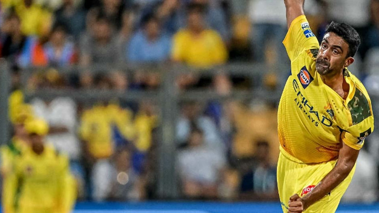 టెస్ట్ క్రికెట్‌లో టీం ఇండియా తరపున అత్యధిక వికెట్లు తీసిన రెండవ బౌలర్ అయిన రవిచంద్రన్ అశ్విన్ దాదాపు 17 సంవత్సరాలు ఐపీఎల్‌లో పాల్గొన్నాడు. ఈ సమయంలో, అతను దాదాపు రూ.97 కోట్ల 24 లక్షలు సంపాదించాడు. ఈ సమయంలో, అతను 5 జట్ల తరపున ఈ లీగ్‌లో పాల్గొన్నాడు. ఐపీఎల్ 2025లో, చెన్నై సూపర్ కింగ్స్ అతన్ని దాదాపు రూ.9.75 కోట్లకు కొనుగోలు చేసింది. ఇది ఇప్పటివరకు అతని అత్యధిక జీతం.