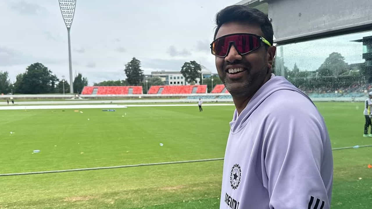 Ravichandran Ashwin Retire from IPL: భారత జట్టు మాజీ ఆల్ రౌండర్ రవిచంద్రన్ అశ్విన్ అంతర్జాతీయ క్రికెట్ తర్వాత తాజాగా ఇండియన్ ప్రీమియర్ లీగ్ (IPL) నుంచి రిటైర్ అయ్యాడు. ఈ సమాచారాన్ని ఆయన సోషల్ మీడియా ద్వారా తెలియజేశారు. అశ్విన్ 2025 IPL లో చెన్నై సూపర్ కింగ్స్ (CSK) తరపున ఆడాడు. విశేషమేమిటంటే, అతను 17 సంవత్సరాల క్రితం అదే జట్టుతో తన IPL కెరీర్ను ప్రారంభించాడు. అప్పుడు CSK అతనిని రూ.12 లక్షలకు తమ జట్టులో చేర్చుకుంది. అయితే ఈ సీజన్లో CSK అతన్ని రూ.9.75 కోట్లకు కొనుగోలు చేసింది. 17 సంవత్సరాలలో, అతను IPL నుంచి దాదాపు రూ.97 కోట్ల 24 లక్షలు సంపాదించాడు.