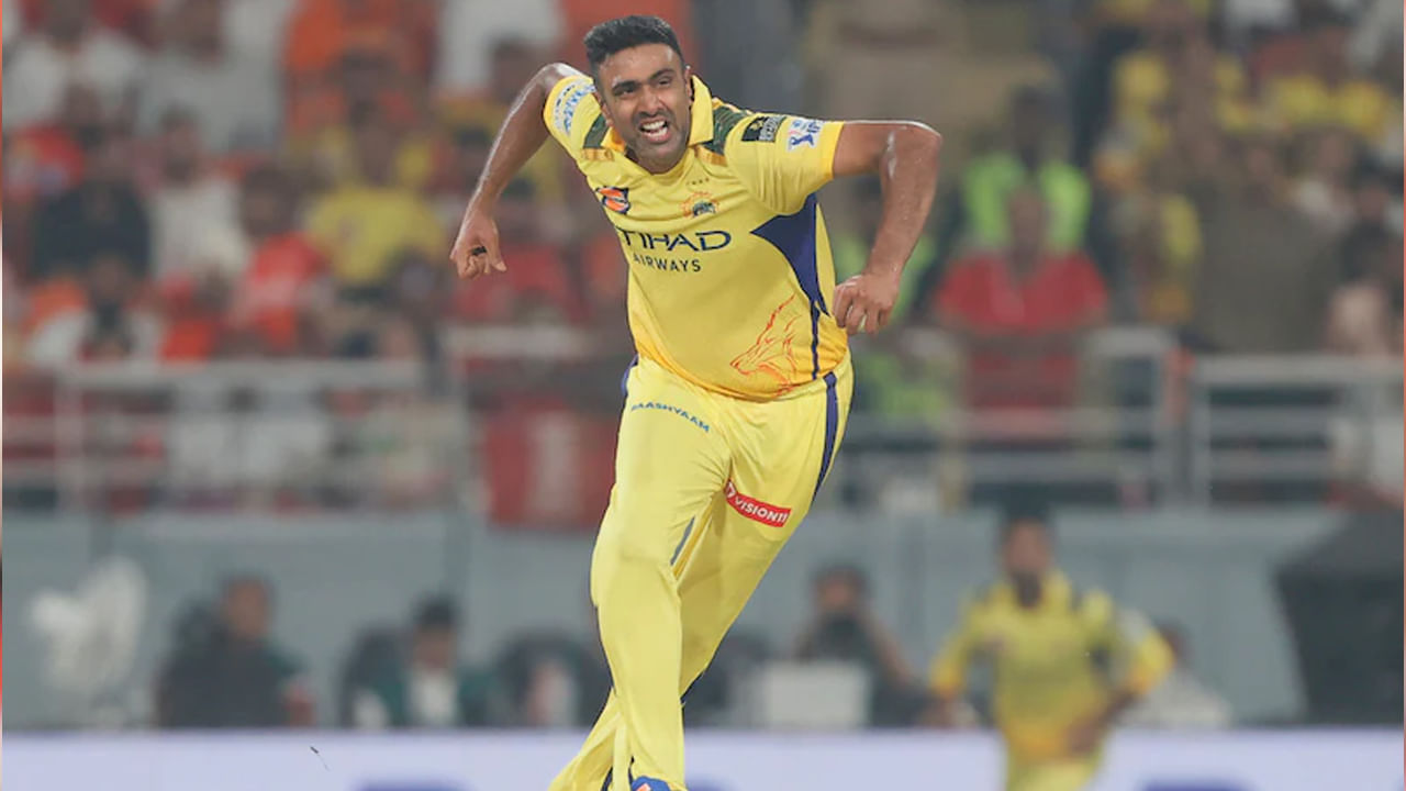 అనుభవజ్ఞుడైన స్పిన్నర్ రవిచంద్రన్ అశ్విన్ కూడా జట్టును మార్చగలడు. తనను విడుదల చేయాలని అతను చెన్నై సూపర్ కింగ్స్ (CSK)ని అభ్యర్థించినట్లు సమాచారం. అశ్విన్ IPLలో చాలా జట్లకు ఆడాడు. గత సంవత్సరం అతను చెన్నైకి తిరిగి వచ్చాడు. కానీ, అతను బాగా రాణించలేకపోయాడు. ఇప్పుడు వచ్చే సీజన్లో అశ్విన్ ఏ జట్టుకు ఆడుతాడో చూడాలి.