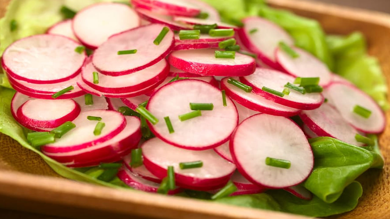 ముల్లంగిలో ఫైబర్ అధికంగా ఉంటుంది. ఇది ఆరోగ్యకరమైన జీర్ణవ్యవస్థను నిర్వహించడానికి సహాయపడుతుంది. సాధ్యమైనప్పుడల్లా ఆహారంలో ముల్లంగిని చేర్చుకోవాలి. ముల్లంగిలో విటమిన్ సి కూడా ఉంటుంది. 