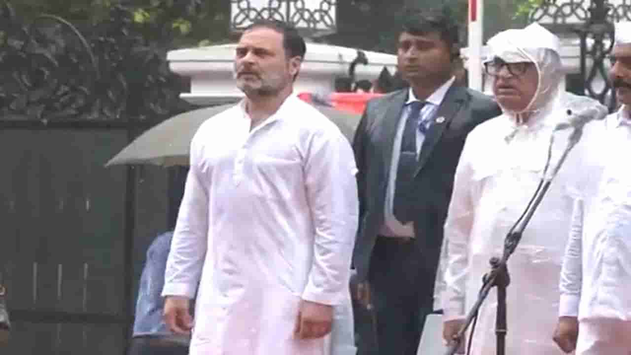 Independence Day: వర్షంలో తడిసిపోతూ త్రివర్ణ పతాకాన్ని ఎగురవేసిన రాహుల్ గాంధీ