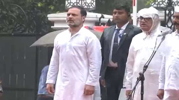 Independence Day: వర్షంలో తడిసిపోతూ త్రివర్ణ పతాకాన్ని ఎగురవేసిన రాహుల్ గాంధీ