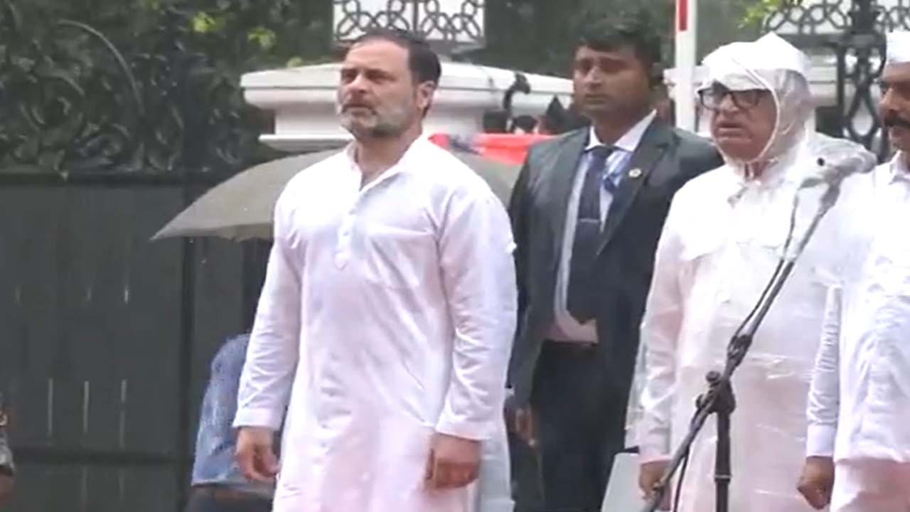 Independence Day: వర్షంలో తడిసిపోతూ త్రివర్ణ పతాకాన్ని ఎగురవేసిన రాహుల్ గాంధీ