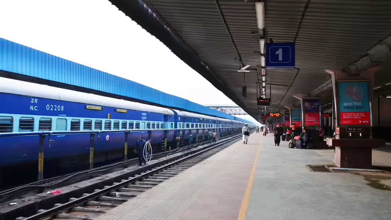 Indian Railways: రైల్వే కీలక నిర్ణయం.. టికెట్‌ ఉంటేనే స్టేషన్‌లోకి అనుమతి.. ఈ స్టేషన్‌ నుంచి ట్రయల్‌