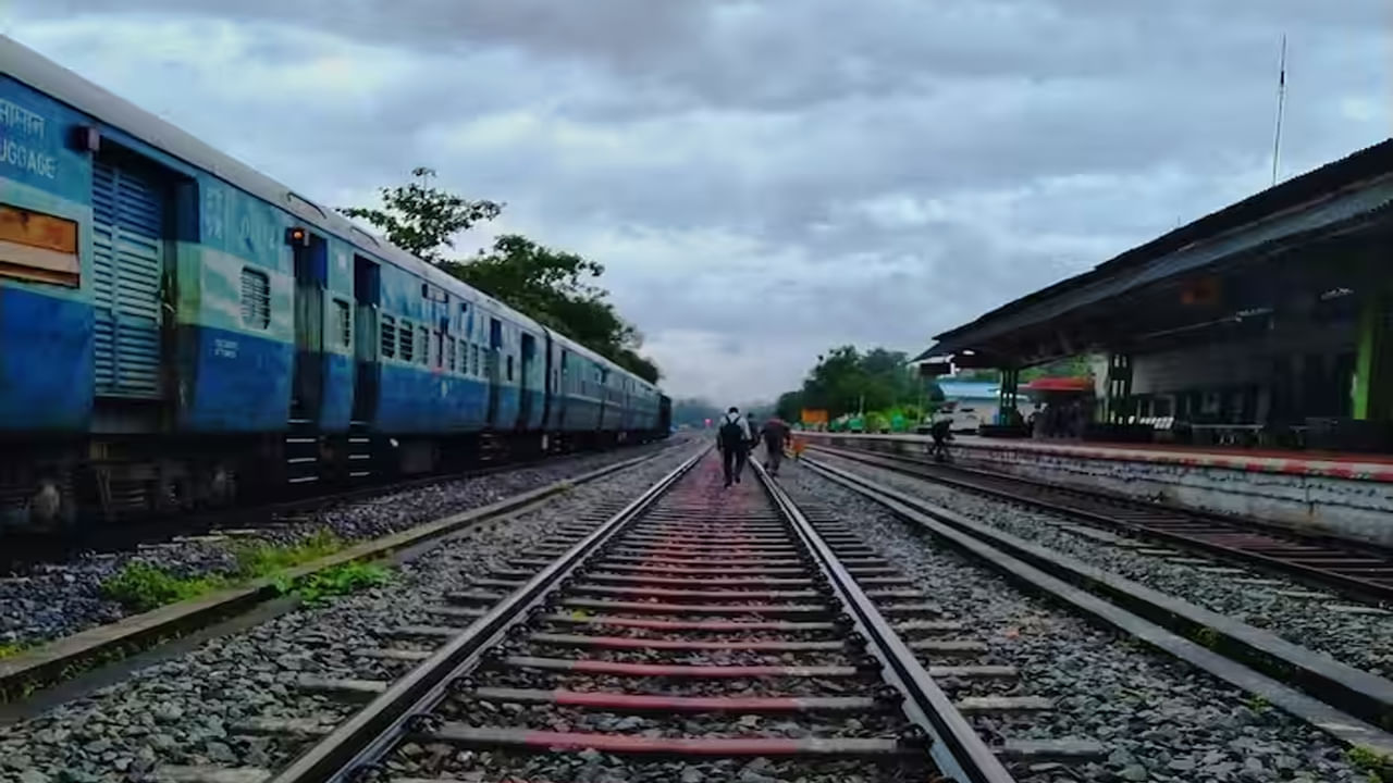 నివేదికల ప్రకారం.. దేశవ్యాప్తంగా సుమారు 7349 రైల్వే స్టేషన్లు ప్రయాణికులను అనుసంధానిస్తున్నాయి. వీటిలో పెద్ద టెర్మినల్స్, జంక్షన్లకు చిన్న హాల్ట్లు ఉన్నాయి. ప్రతిరోజూ లక్షలాది మంది ప్రయాణికులు ఈ స్టేషన్ల గుండా ప్రయాణించి తమ గమ్యస్థానాన్ని చేరుకుంటారు.