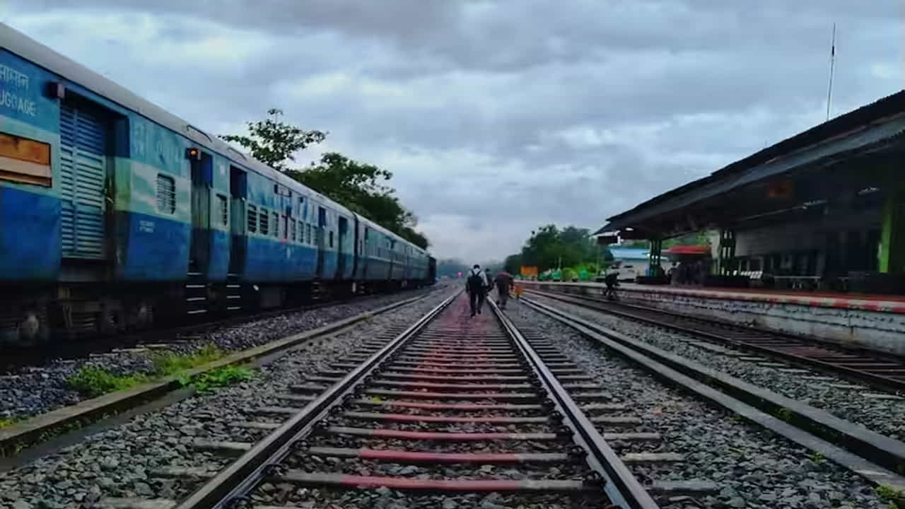 నివేదికల ప్రకారం.. దేశవ్యాప్తంగా సుమారు 7349 రైల్వే స్టేషన్లు ప్రయాణికులను అనుసంధానిస్తున్నాయి. వీటిలో పెద్ద టెర్మినల్స్, జంక్షన్లకు చిన్న హాల్ట్‌లు ఉన్నాయి. ప్రతిరోజూ లక్షలాది మంది ప్రయాణికులు ఈ స్టేషన్ల గుండా ప్రయాణించి తమ గమ్యస్థానాన్ని చేరుకుంటారు.