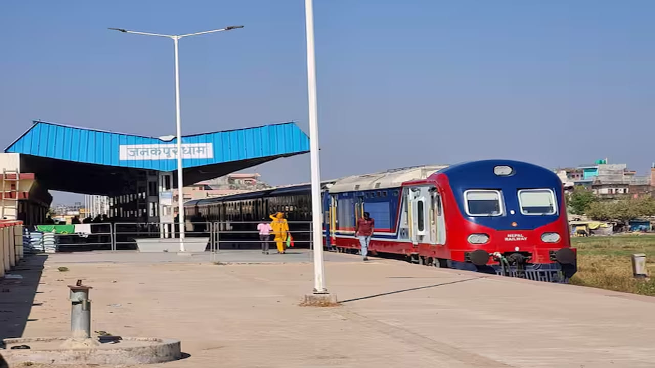 భారతదేశంలోని వివిధ జిల్లాల్లో రైల్వే స్టేషన్లు ఉన్నాయి. కానీ బీహార్లోని మధుబని జిల్లా మిగతా వాటి కంటే ప్రత్యేకమైనది. ఇక్కడ ఒక రైల్వే స్టేషన్ ఉంది. ఇది భారతదేశానికి అనుసంధానించి ఉండడమే కాకుండా కాకుండా పొరుగు దేశమైన నేపాల్కు కూడా నేరుగా అనుసంధానించబడి ఉంది.