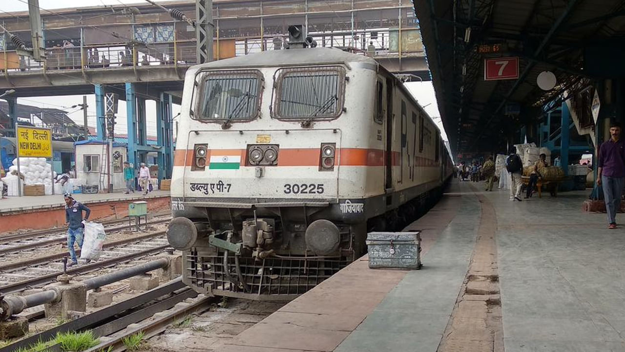 Indian Railways: భారతీయ రైల్వేలు ప్రపంచంలోనే నాల్గవ అతిపెద్ద రైలు నెట్వర్క్. అ ఆలాగే ఆసియాలో రెండవ స్థానంలో ఉంది. 67 వేల కిలోమీటర్ల కంటే ఎక్కువ పొడవున్న ట్రాక్పై ప్రతిరోజూ 13 వేలకు పైగా రైళ్లు నడుస్తాయి. లక్షలాది మంది ప్రయాణికులను వివిధ గమ్యస్థానాలకు చేర్చుతున్నాయి.