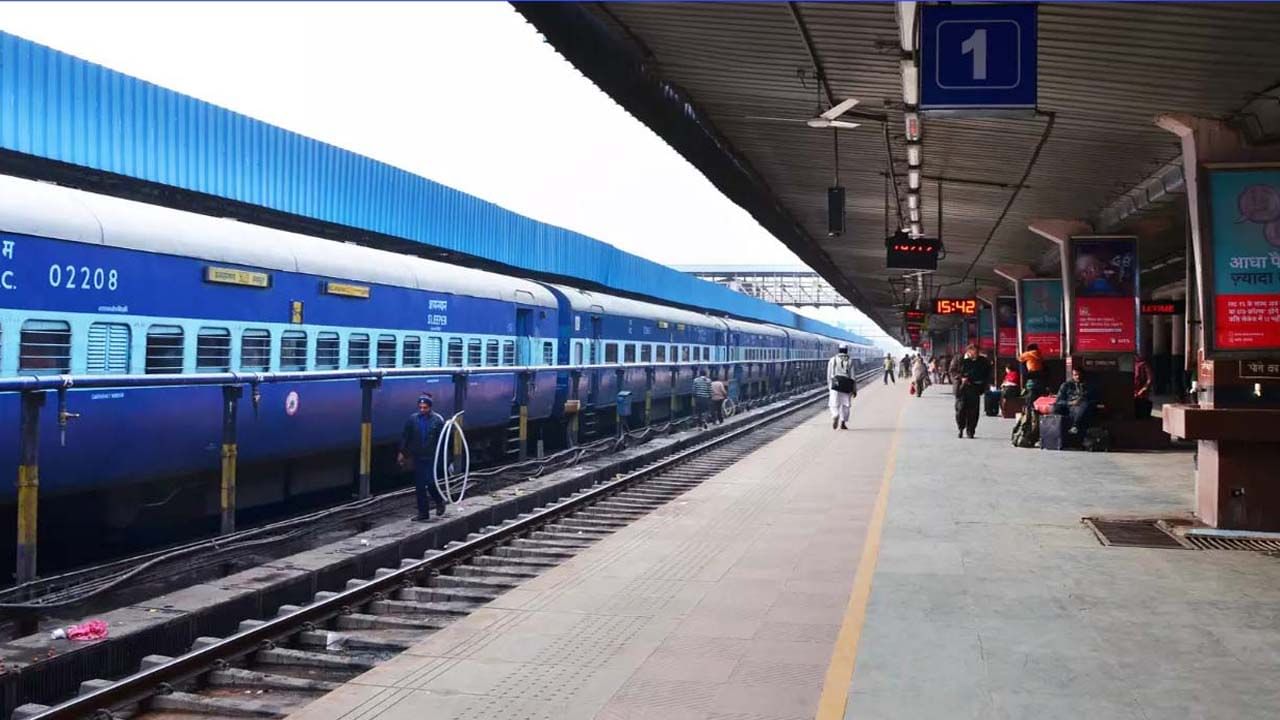 నేపాల్ వెళ్లే ప్రయాణికులు ఈ మార్గం గుండా ప్రయాణించడానికి కఠినమైన తనిఖీలు చేయించుకోవాలి. ప్రయాణికులు తమ లగేజీ, పత్రాలను తనిఖీ చేసిన తర్వాతే మరొక దేశం రైల్వే సరిహద్దులోకి ప్రవేశించడానికి అనుమతిస్తారు.