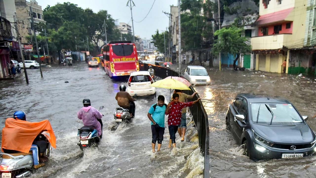 Rain Alert: బంగాళాఖాతంలో అల్పపీడనం.. ఏపీ, తెలంగాణలో భారీ వర్షాలు.. ఉద్యోగులకు కీలక అలర్ట్‌!
