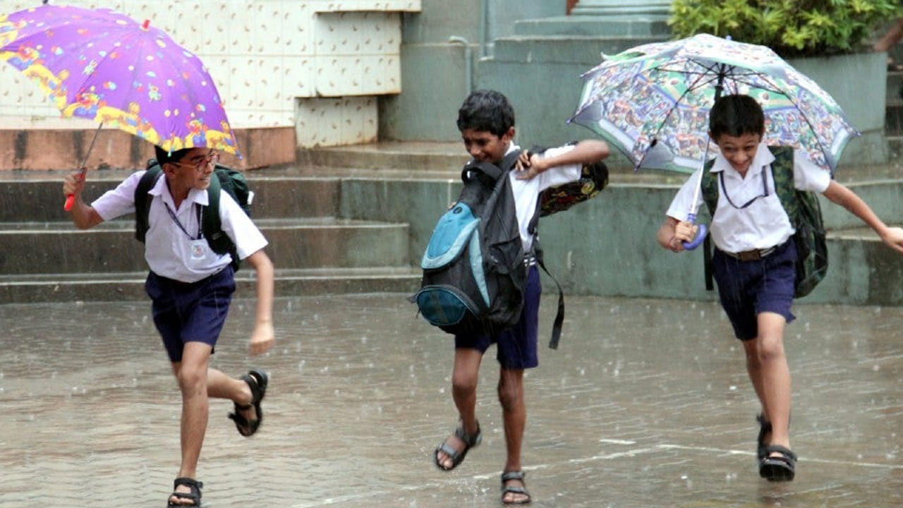 School Holidays: భారీ వర్షాలు.. 10 జిల్లాల్లో పాఠశాలలు బంద్‌.. ఆ ప్రభుత్వం కీలక ఆదేశాలు!