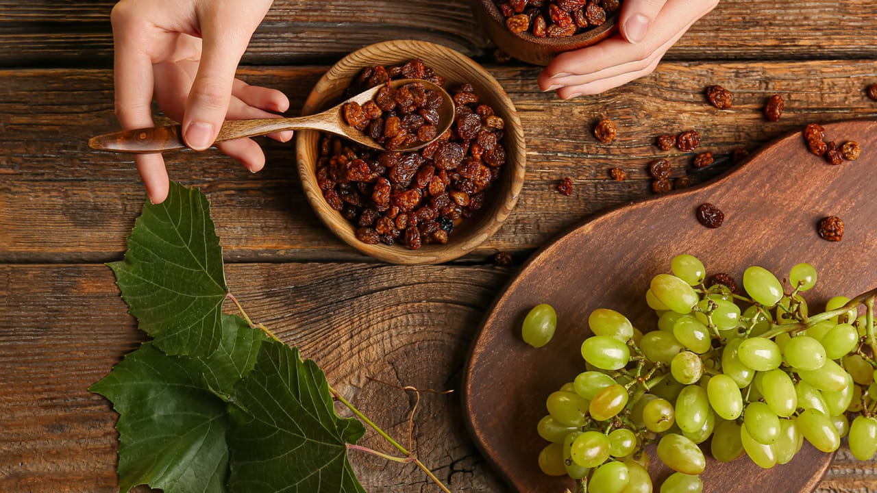 ద్రాక్ష వర్సెస్ ఎండు ద్రాక్ష..! ఆరోగ్యానికి ఏవి మంచివో తెలుసా?