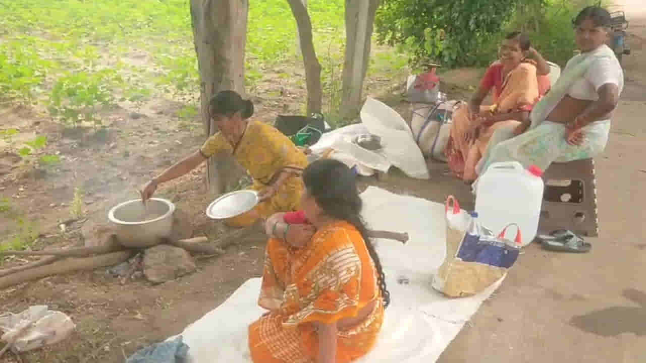 Watch: ‘మా గ్రామానికి ఏమైంది’.. నెలలోనే ఐదుగురు మృతి.. అడవి బాట పట్టిన ప్రజలు..