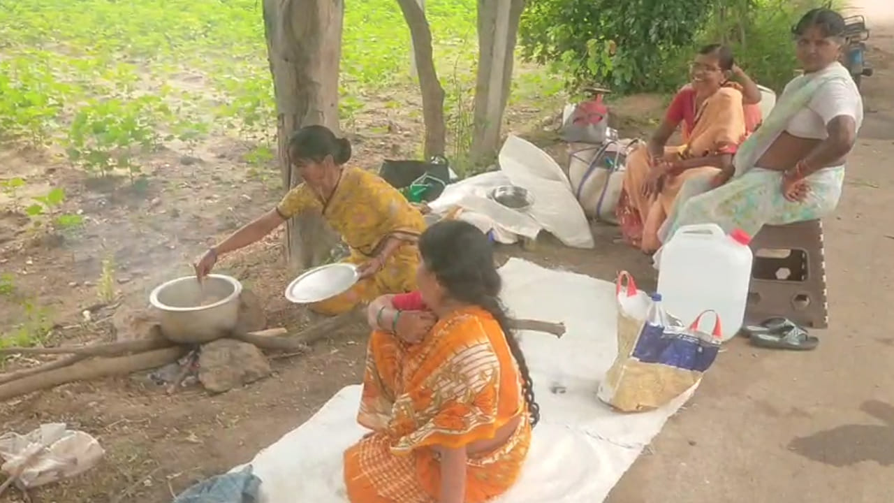 Watch: ‘మా గ్రామానికి ఏమైంది’.. నెలలోనే ఐదుగురు మృతి.. అడవి బాట పట్టిన ప్రజలు..