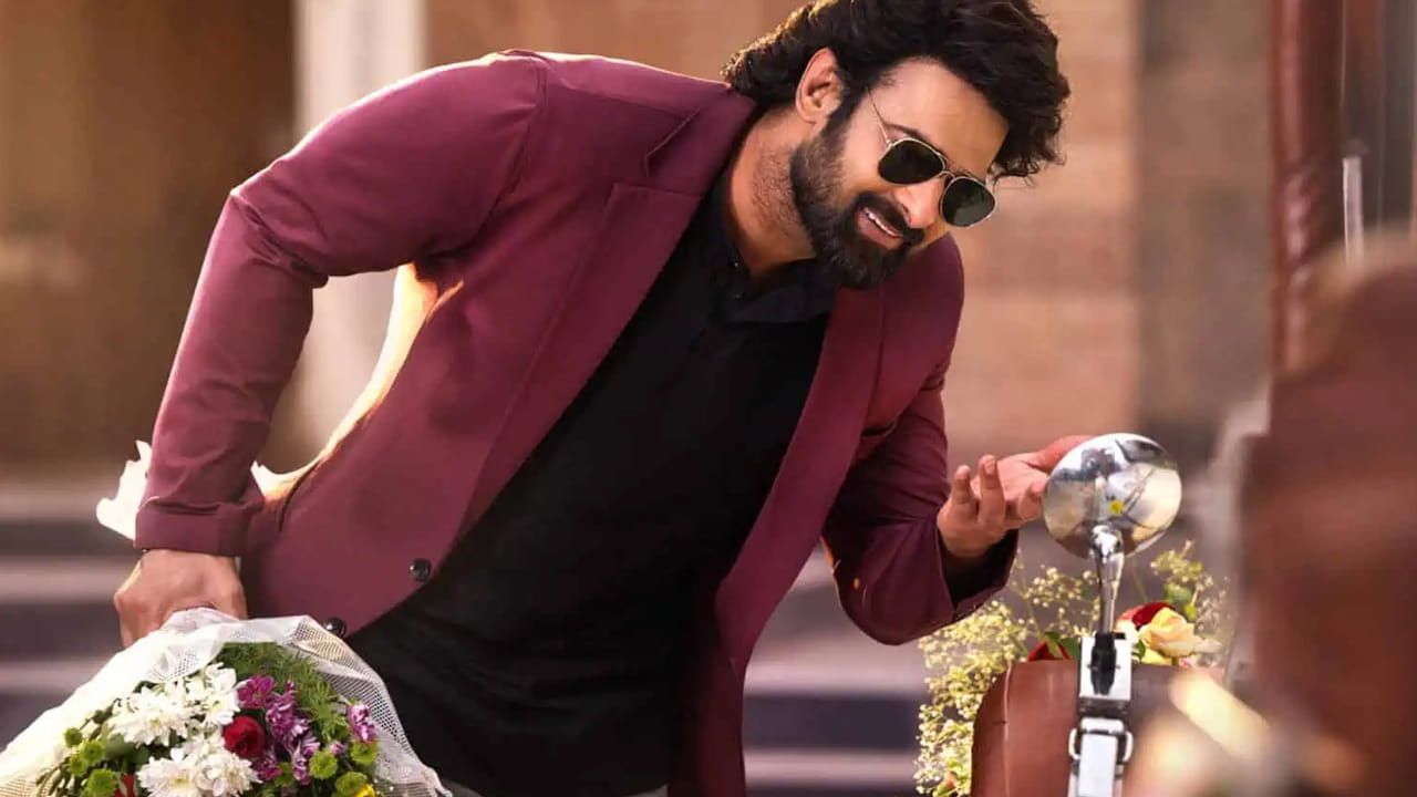 మా డార్లింగ్‌ సినిమాను సంక్రాంతికి రిలీజ్‌ చేయడమే కరెక్ట్.. జనవరి 9కి ఫిక్సవ్వండి అంటూ రిక్వెస్టులు అందుతున్నాయట మేకర్స్ కి. అటు నార్త్ వాళ్లు మాత్రం డిసెంబర్‌లో ఎక్కువ స్పేస్‌ ఉంది.. చెప్పిన టైమ్‌కే వచ్చేయండి అని అంటున్నారట. ఏవో కొన్ని పాటలు తప్ప, షూటింగ్‌ ని దాదాపుగా పూర్తి చేసుకుంది రాజాసాబ్‌. అన్నీ కలిపినా అక్టోబర్‌ ఎండ్‌కి సెట్స్ మీద వర్క్ పూర్తయిపోతుందట. 