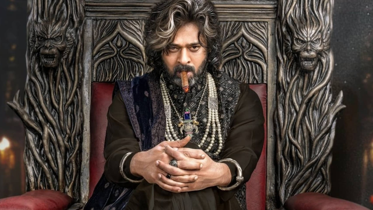 హారర్‌ కామెడీ నేపథ్యంలో ముస్తాబవుతోంది ది రాజా సాబ్‌. ఆల్రెడీ విడుదలైన ప్రమోషనల్‌ కంటెంట్‌కి మంచి స్పందన వస్తోంది. హవేలీ రాజ్‌ మహల్‌ సెట్‌ను టీమ్‌ ఇప్పటికే రివీల్‌ చేసింది. సినిమా మొత్తానికీ ఈ సెట్‌ స్పెషల్‌ అట్రాక్షన్‌ కానుంది. డార్లింగ్‌ కెరీర్‌లో డిఫరెంట్‌ మూవీ అవుతుందనే కాన్ఫిడెన్స్ ట్రేడ్‌ వర్గాల్లోనూ బాగా కనిపిస్తోంది. 