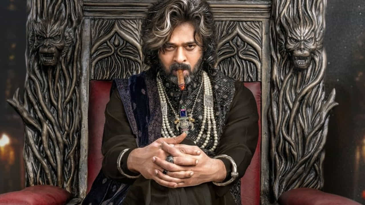 హారర్‌ కామెడీ నేపథ్యంలో ముస్తాబవుతోంది ది రాజా సాబ్‌. ఆల్రెడీ విడుదలైన ప్రమోషనల్‌ కంటెంట్‌కి మంచి స్పందన వస్తోంది. హవేలీ రాజ్‌ మహల్‌ సెట్‌ను టీమ్‌ ఇప్పటికే రివీల్‌ చేసింది. సినిమా మొత్తానికీ ఈ సెట్‌ స్పెషల్‌ అట్రాక్షన్‌ కానుంది. డార్లింగ్‌ కెరీర్‌లో డిఫరెంట్‌ మూవీ అవుతుందనే కాన్ఫిడెన్స్ ట్రేడ్‌ వర్గాల్లోనూ బాగా కనిపిస్తోంది. 
