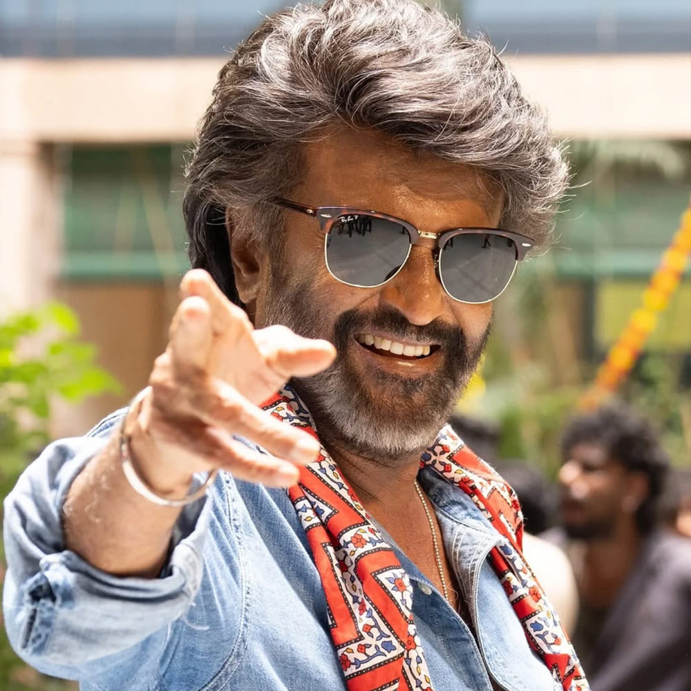 రజనీకాంత్ రోజు యోగా,  ప్రకృతితో ప్రారంభమవుతుంది. ఉదయం సమయాన్ని పూర్తిగా తనకోసమే కేటాయిస్తాడు. ఉదయం లేచి యోగా, ధ్యానం, ప్రకృతి మధ్య కాసేపు నడుస్తాడు. దీంతో రోజంతా ఉత్సాహంగా ఉండడమే కాకుండా తన మనసు ప్రశాంతంగా ఉంటుందట.  