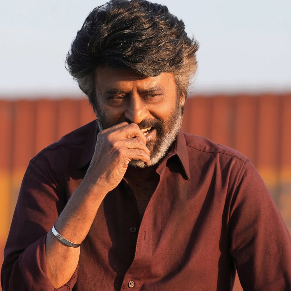 వ్యాయమాలు, నడకకు ఎక్కువగా ప్రాధాన్యత ఇస్తారు. ఈ వయసులోనూ ఫిట్నెస్ కోసం డ్యాన్స్ ప్రాక్టీస్ చేస్తుంటారు. ఇంట్లో తయారు చేసిన భోజనం మాత్రమే తీసుకుంటారు. కూరగాయలు, ప్రోటీన్ అధికంగా ఉండే ఆహారాలు, తృణధాన్యాలు తీసుకుంటారు. అలాగే చక్కెర, అధిక ఉప్పు, ప్రాసెస్ చేసిన ఆహారం, మాంసాహార వంటకాలకు దూరంగా ఉంటారు. 