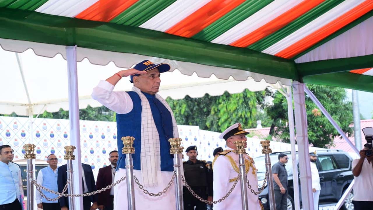 భారత నావికాదళంలో మరో రెండు అధునాతన స్టెల్త్ గైడెడ్ క్షిపణి యుద్ధనౌకలు చేరాయి. మంగళవారం (ఆగస్టు 26, 2025) విశాఖపట్నంలో రక్షణ మంత్రి రాజ్నాథ్ సింగ్ నేతృత్వంలో జరిగిన కార్యక్రమంలో ఉదయగిరి, హిమగిరి యుద్ధనౌకలను అధికారికంగా నావికాదళంలో చేర్చారు. ఇది సముద్రంలో భారతదేశ బలాన్ని మరింత పెంచింది. రెండు నౌకలు ఒకేసారి జాతికి అంకితం చేయడం ఇదే తొలిసారి. దీంతో, భారతదేశం ఇప్పుడు మూడు యుద్ధనౌకల స్క్వాడ్రన్ను కలిగి ఉంది.