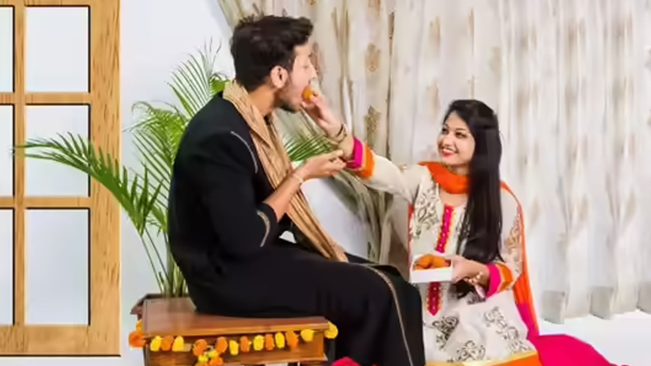 రాఖీ కట్టేటప్పుడు సైరన దిశను గుర్తుంచుకోండి. రాఖీని దక్షిణ దిశకు ఎదురుగా కట్టకూడదు. వాస్తు శాస్త్రాల ప్రకారం, తూర్పు లేదా ఉత్తర దిశకు ఎదురుగా రాఖీ కట్టడం శుభప్రదంగా పరిగణించబడుతుంది. ఇంకో విషయం, కొందరు రాఖీ కట్టేప్పుడు నల్ల దుస్తులు ధరిస్తారు. హిందూ మతంలో నలుపును అశుభంగా భావిస్తారు. వాస్తు శాస్త్రంలో, ఇది ప్రతికూలతతో ముడిపడి ఉంది. కాబట్టి, రక్షా బంధన్ రోజున, సోదరులు, సోదరీమణులు నల్లని దుస్తులు ధరించకూడదు. అంతే కాకుండా నల్ల రాఖీలను కూడా కట్టకూడదు.