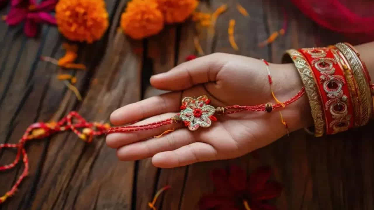  రక్షాబంధన్ పండగ అనేది సోదరీ, సోదరీ మణుల బంధానికి, ప్రేమకు ప్రతీక. ప్రతి సోదరి తమ సోదరుడి శ్రేయస్సును కోరుకొని, వారు ప్రతి పనిలో విజయం సాధించాలని కోరుకుంటూ, రాఖీని కడతారు. అంతే కాకుండా తమ బ్రదర్స్ కూడా తమకు రక్షగా ఉండాలని వారు కోరుకుంటారు. ఇలా ప్రతి ఒక్కరూ రాఖీ పడగను సెలబ్రేట్ చేసుకుంటారు.
