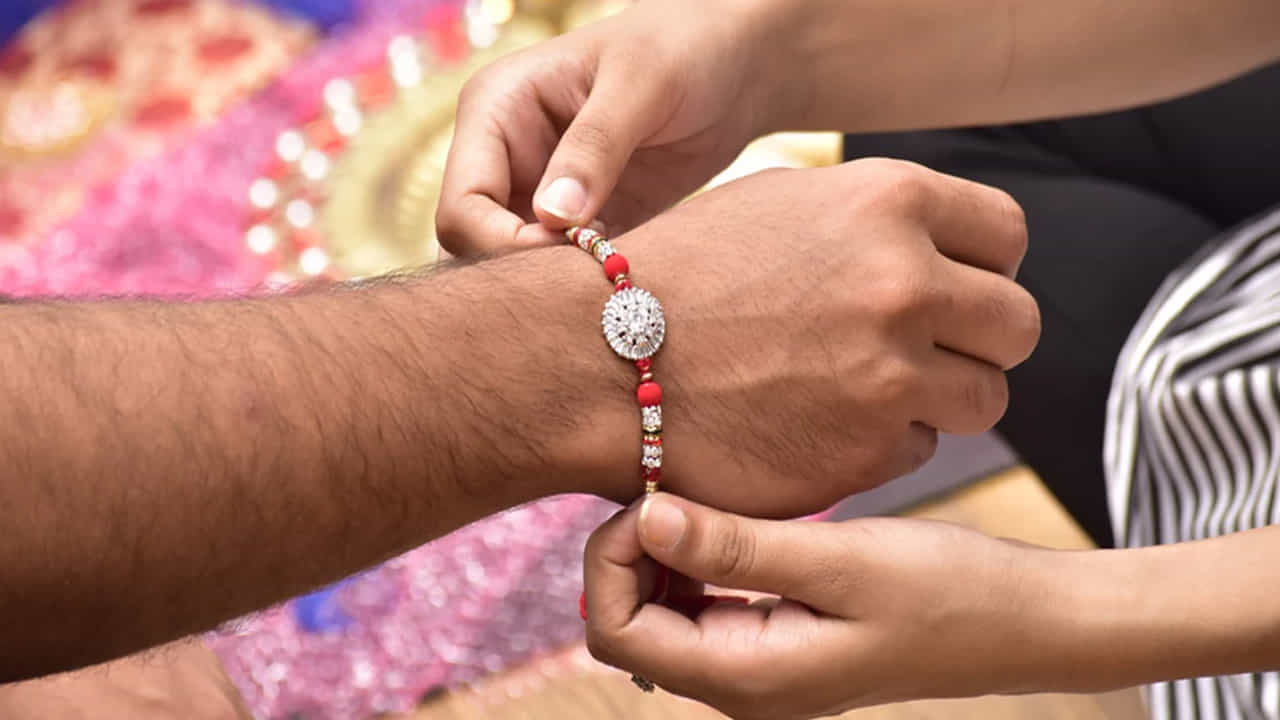 రాఖీ కట్టడానికి శుభ సమయాన్ని ఎంచుకోండి: వాస్తు శాస్త్రంలో శుభ ముహూర్తానికి ప్రత్యేక ప్రాముఖ్యత ఉంది. రాఖీ పండగ రోజున రాఖీ కట్టడానికి పంచాంగం ప్రకారం శుభ సమయాన్ని ఎంచుకోండి. ఉదయం లేదా మధ్యాహ్నం సమయం ముఖ్యంగా భద్ర కాలం లేని సమయంలో రాఖీ కట్టడం అత్యంత పవిత్రమైనదిగా పరిగణించబడుతుంది. భద్ర కాలంలో రాఖీ కట్టడం అశుభం. ఎందుకంటే ఇది ప్రతికూల శక్తిని ఆకర్షిస్తుంది. శుభ ముహూర్తంలో రాఖీ కట్టడం వల్ల సోదరుడి దీర్ఘాయువు లభిస్తుంది. శ్రేయస్సు నెలకొంటుంది. 