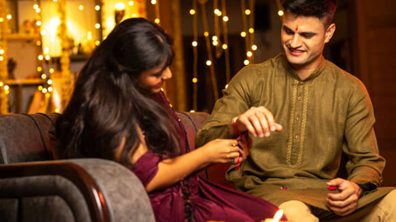 Rakhi Festival: రాఖీ కట్టేందుకు నియమాలున్నాయి.. ఏ దిక్కున కూర్చోవాలి? ఎన్ని ముడులు వేయాలి? ఏ మంత్రం పఠించాలంటే..