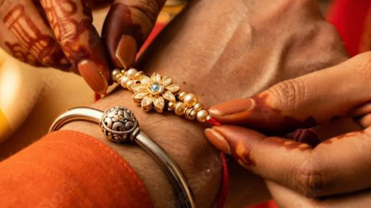 ఈ పండగ ప్రధానంగా హిందూ పండుగ. హిందూ పురాణం ప్రకారం ఇంద్రుడు రాక్షసులతో యుద్ధంలో ఉన్నప్పుడు. ఇంద్రుడి భార్య శచి..తన భర్త రక్షణ కోరుతూ శ్రీకృష్ణుడి వద్దకు చేరుకుంది ఒక దారం కట్టి తన భర్తని రక్షించమని కోరింది. అప్పటి నుంచి రాఖీ కట్టడం ఒక ఆచారంగా మారింది. అందువల్ల హిందూ మతంలో రక్షా బంధన్ రోజున సోదరుడికి రాఖీ కట్టి సోదరి రక్షణ కోరుకుంటుంది.