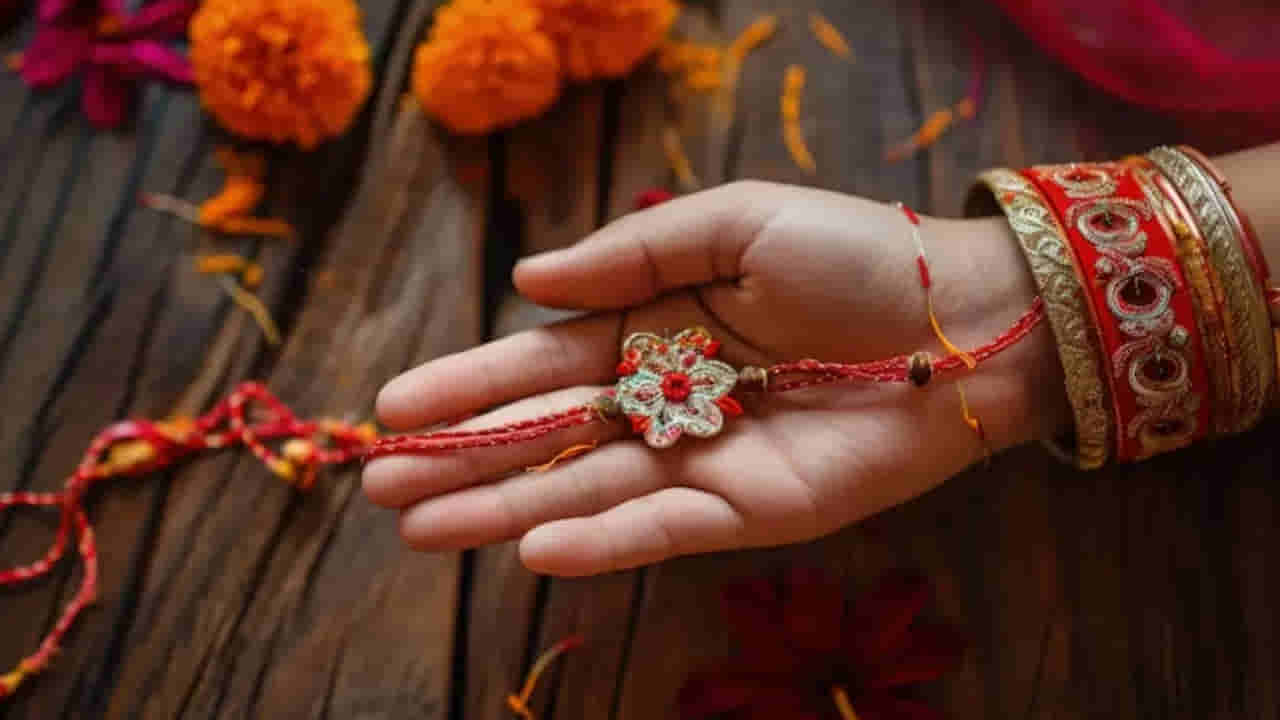 Rakhi Festival: మీ సోదరుడికి రాఖీకి బదులుగా రక్షణ కవచం కట్టండి.. నారద పురాణం ప్రకారం రక్షని ఎలా తయారు చేయాలంటే..