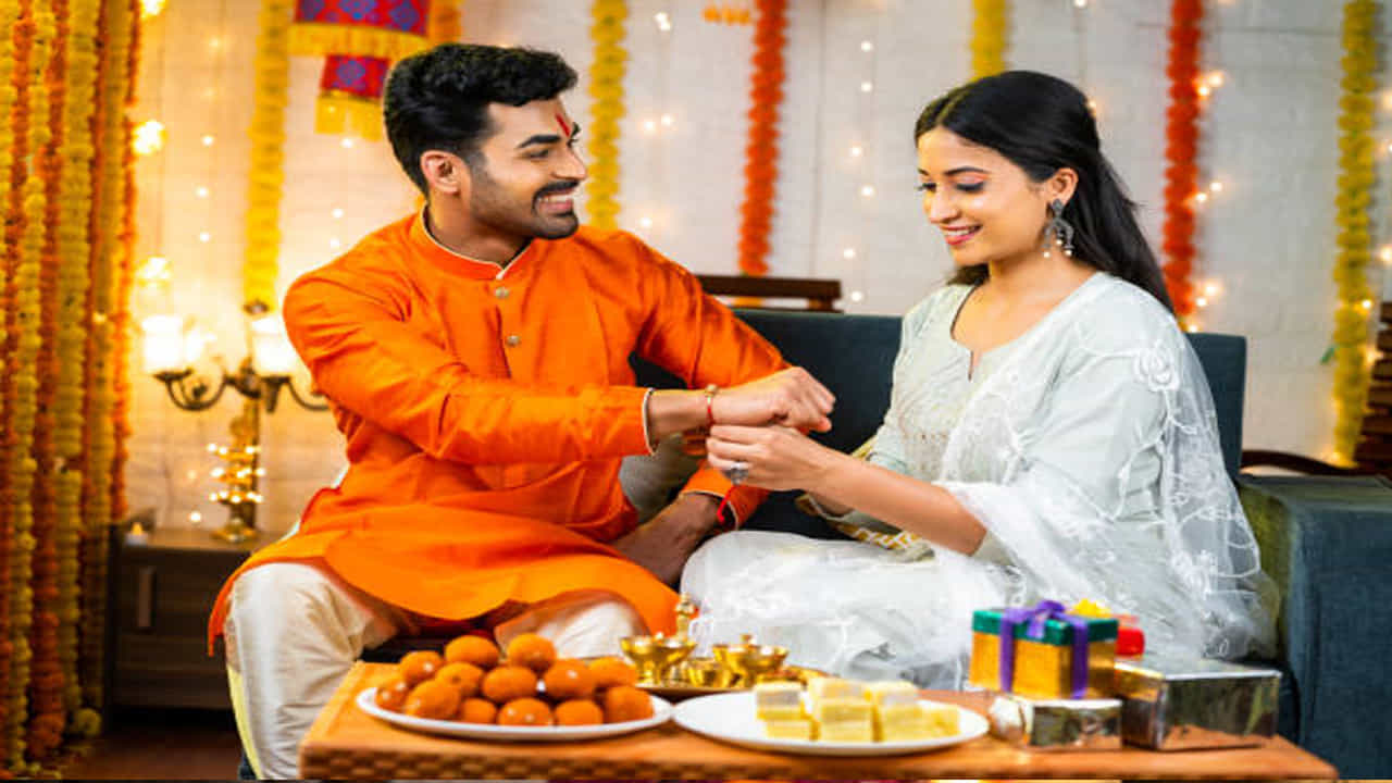 ఏ దిశలో కట్టాలంటే: వాస్తు శాస్త్రంలో తూర్పు దిశ లేదా ఈశాన్య దిక్కు అత్యంత పవిత్రమైనది. సానుకూలమైనదిగా పరిగణించబడుతుంది. రాఖీ కట్టేటప్పుడు, సోదరుడు తూర్పు దిశకు ఎదురుగా కూర్చోవాలి. సోదరి అతని ముందు కూర్చోవాలి.  మీ ఇంట్లోని పూజా గది ఈ దిశలో ఉంటే. అక్కడే సోదరుడికి రాఖీ కట్టండం మంచిది. 
 