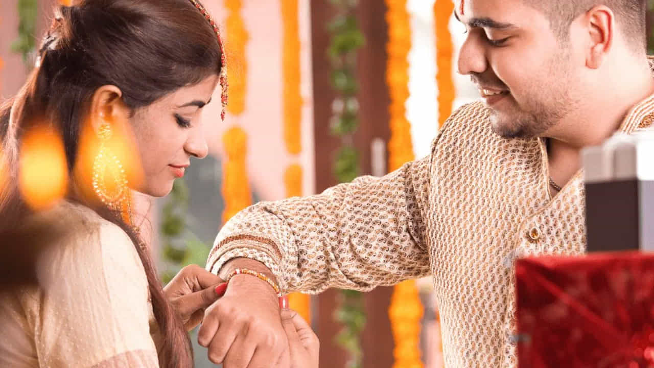 ఈ పండుగను సిక్కు మతం, జైన మతానికి చెందిన వారు కూడా జరుపుకుంటారు. ఈ రోజున విష్ణుకుమార్ అనే ముని 700 మంది జైన సన్యాసులను రక్షించాడని నమ్ముతారు. అందుకే జైన సమాజం ప్రజలు రక్షాబంధన్ పండుగను జరుపుకుంటారు.