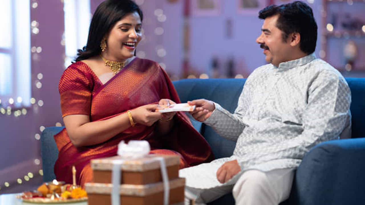 సోదరికి బహుమతులు: రాఖీ కట్టే సమయంలో మూడు ముడులు వేయడం శుభప్రదంగా భావిస్తారు. రాఖీ కట్టిన తర్వాత సోదరుడికి స్వీట్లు తినిపించి అనంతరం హారతిని ఇవ్వండి. దీని తరవాత సోదరుడు తన ఆర్ధిక శక్తికి అనుగుణంగా తన సోదరికి బహుమతులు ఇవ్వాలి. ఎందుకంటే ఇది ప్రేమ, శ్రేయస్సుకు చిహ్నం.

 