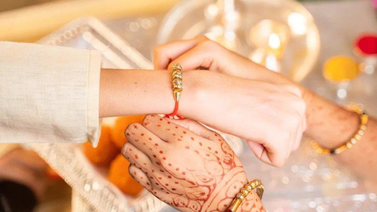 Rakhi Gift Mistakes: రాఖీ పండుగకు ఈ గిఫ్ట్స్ అస్సలు ఇవ్వకండి.. అన్నాచెల్లెళ్ల బంధం బలహీనపడుతుంది..!