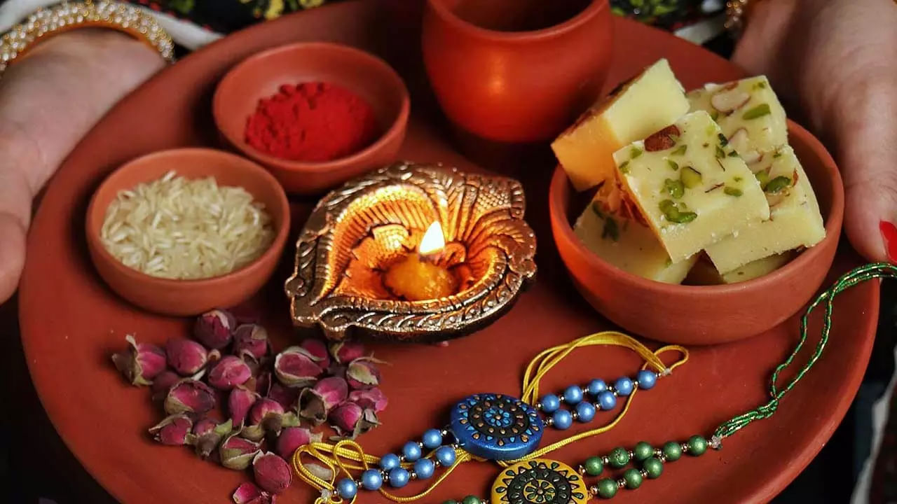 రాఖీ విషయంలో సోదరులు తప్పక కొన్ని నియమాలు పాటించాలని చెబుతున్నారు పండితులు. అది ఏమిటంటే? రాఖీని  శ్రావణ అమావాస్య వరకు అంటే 15 రోజుల వరకు ఉంచుకోవడం మంచిదంట. కానీ కొందరు దానిని ఆరోజే లేదా రెండు ,మూడు రోజుల్లో తీసి వేస్తుంటారు. అంతే కాకుండా ఇంకొంత మంది జన్మాష్టమి, గణేష్ చతుర్థి రోజున రాఖీ తీసి వేస్తారు. ఇంకొందరు 24 గంటలు గడవకముందే తీసి వేస్తారు. కానీ రాఖీని తప్పక 24 గంటలు ఉంచుకోవాలంట.