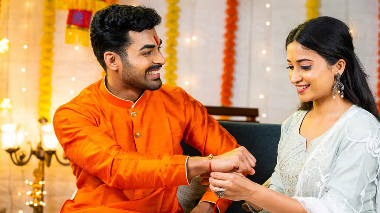 అలాగే మధ్య ప్రదేశ్ ప్రభుత్వం ఒక్కరోజు ఫ్రీ బస్సు సౌకర్యాన్ని అందించడమే కాకుండా, లాడ్లీ బెహ్నా యోజన లబ్ధి దారులకు రక్షాబంధన్ బోనస్తో పాటు అదనం రూ, 250ని ఇచ్చింది. ఇక ఉత్తరాఖండ్ ప్రభుత్వం, ఛండీ గఢ్ ప్రభుత్వం తమ రాష్ట్రంలోని ప్రజలకు రాఖీ పండగ సందర్భంగా ఉచిత బస్సు ప్రయాణ సౌకర్యాన్ని కల్పించాయి.
