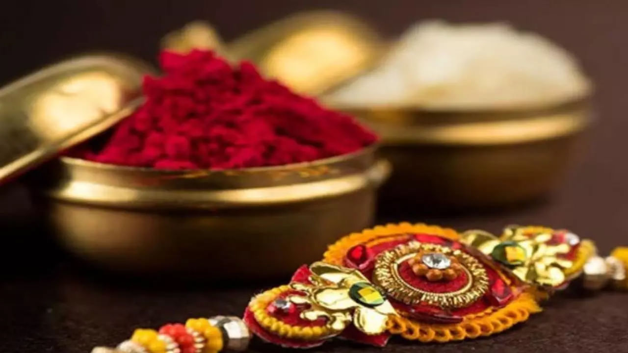 అయితే రాఖీని ప్రతి ఒక్కరూ చాలా భక్తితో, ప్రేమగా కట్టించుకుంటారు. కానీ కొంత మంది కట్టిన తర్వాత రాఖీలు ఎక్కువైనా లేదా, నార్మల్‌గా త్వరగానే తీసి పక్కన పెడుతుంటారు. అయితే అసలు చెల్లి లేదా అక్క ప్రేమతో మణికట్టు పైన కట్టిన రాఖీని ఎన్ని రోజులకు తీసివేయాలి అనేదాని గురించి మనం ఇప్పుడు వివరంగా తెలుసుకుందాం