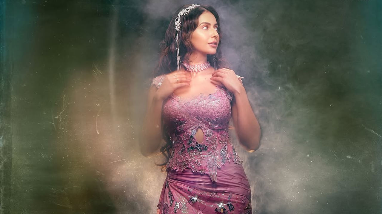 తాజాగా ఈ బ్యూటీ ఓ కవర్ పేజీ కోసం దిగిన ఫొటోస్ తన ఇన్ స్టాలో షేర్ చేసింది. అందులో ఈ అమ్మడును చూస్తే మతి పోవాల్సిందే. అంత అందంగా, దేవక కన్యలా, మహారాణిలా కనిపిస్తూ అందరినీ ఆకట్టుకుంది. ప్రస్తుతం దీనికి సంబంధించిన ఫొటో నెటిజన్స్‌ను తెగ ఆకట్టుకుంటున్నాయి. ఇక వీటిని చూసిన కొందరు అచ్చం హాలీవుడ్ నటిలా ఉన్నావంటూ కామెంట్స్ చేస్తున్నారు.