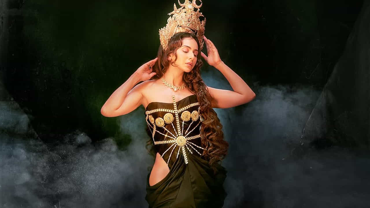 ఇక ఈ ఫొటోల్లో రకుల్, బ్లాక్ సారీ, డిఫరెంట్ డిజైన్స్ తో తయారు చేసిన డ్రెసెస్, క్రౌన్ ధరించి ప్రతి ఒక్కరినీ ఆకట్టుకుంది. దీంతో ఈ ఫొటోస్ నెట్టింట తెగ ట్రెండ్ అవుతున్నాయి.