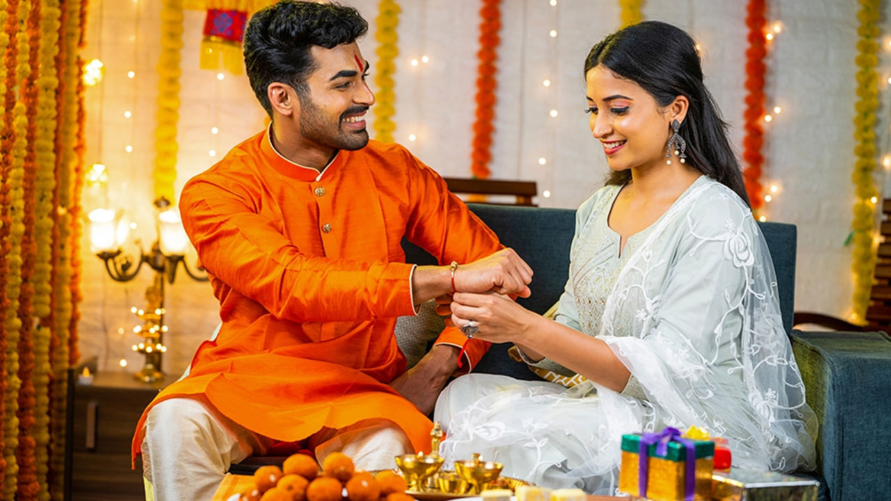 రక్షా బంధన్ రోజున, రాహుకాలం, భద్రకాల సమయంలో మీ సోదరుడికి రాఖీ కట్టకండి. ఈ రెండు సమయాలను రాఖీ కట్టడానికి అశుభకరమైనవిగా భావిస్తారు. ఈ సంవత్సరం, భద్ర రక్షా బంధన్ పై తన నీడ పడదు. కానీ ఆగస్టు 9న ఉదయం 9:00 గంటల నుండి ఉదయం 10:30 గంటల వరకు రాహుకాలముంటుంది. కాబట్టి రాఖీ ఎప్పుడు కట్టాలో ఒకసారి జ్యోతిష్యుడిని సంప్రదించండి