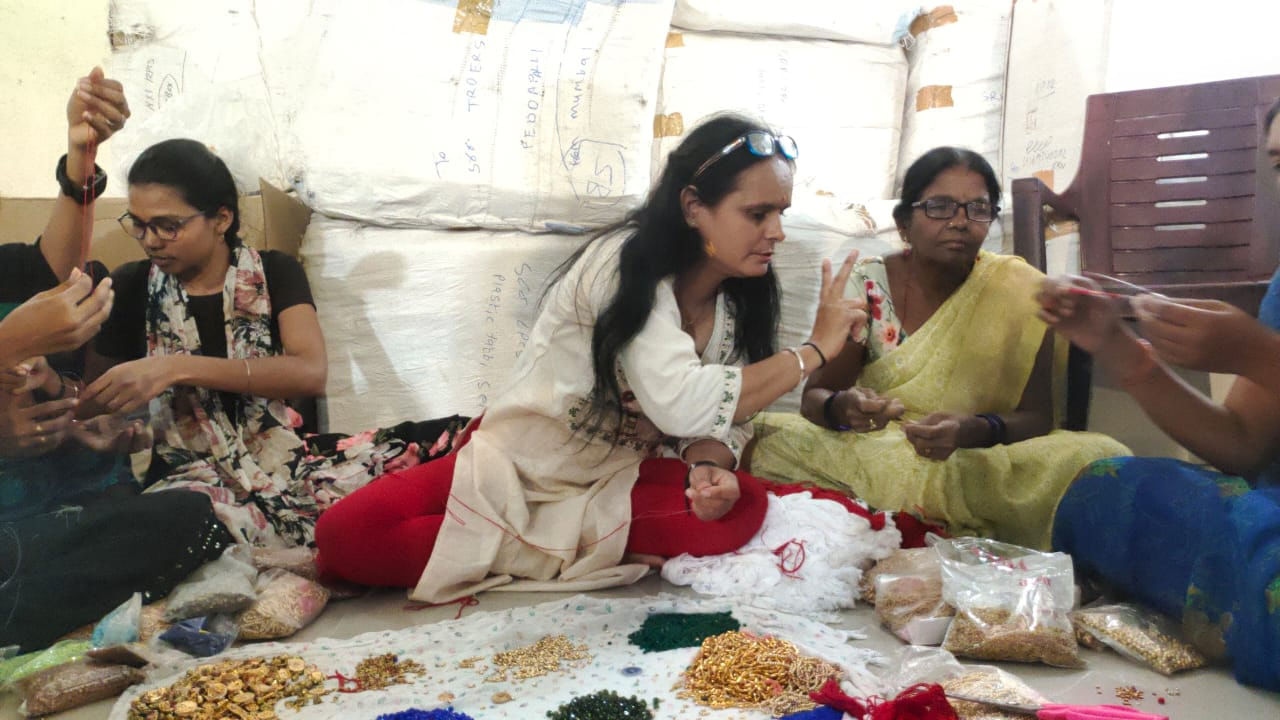 ర‌క్షాబంధ‌న్ వ‌చ్చిందంటే రాఖీల‌కు గిరాకీ పెరుగుతుంది. ప‌దకొండెళ్ల క్రితం వ‌ర‌కు క‌ల‌క‌త్తా, రాజ‌స్థాన్ నుంచి వ‌చ్చే రాఖీల‌పై ఆధార‌ప‌డేవారు. వారు చెప్పిన ధ‌ర‌ల‌కు కొనుగోలు చేసేవారు. ప్ర‌స్తుతం ఆ ప‌రిస్థితి లేదు. అతి త‌క్కువ ధ‌ర‌కే పెద్ద‌ప‌ల్లిలోని త‌యార‌వుతున్న అనేక ర‌కాల‌ రాఖీలు అందుబాటులోకి వ‌చ్చాయి.
