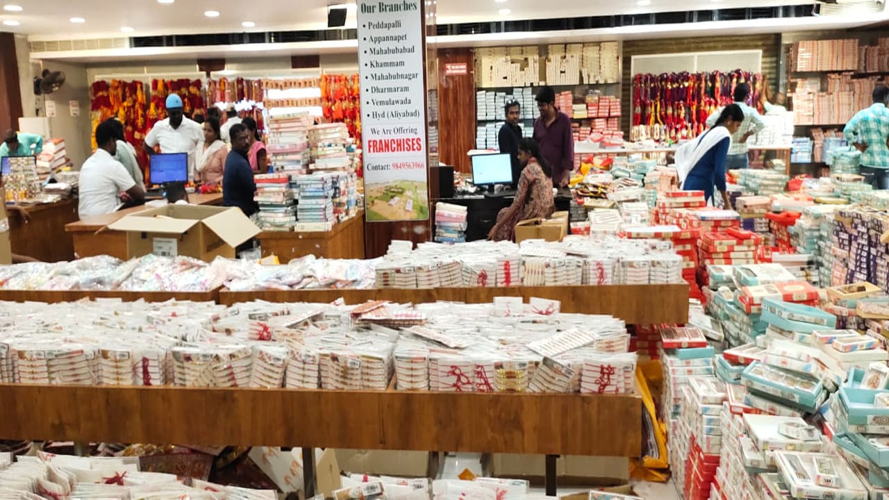 తెలంగాణ‌, ఆంధ్ర రాష్ట్రాల్లో రాఖీలు త‌యారు చేసే ఏకైక కేంద్రం పెద్ద‌ప‌ల్లి. 2014 లో పెద్దపల్లిలో ఎస్‌ఆర్‌ఆర్‌ రాఖీ త‌యారీ కేంద్రాన్ని ఇల్లందుల కృష్ణమూర్తి ఏర్పాటు చేశారు. అనేక డిజైన్ల‌లో త‌యారీ చేసి విక్ర‌యిస్తున్నారు. ఇక్క‌డ నుంచి 25 రాష్ట్రాల‌కు రాఖీలు స‌ర‌ఫ‌రా చేస్తున్నారు. అలాగే చత్తీస్‌ఘడ్‌, మహారాష్ట్ర, మధ్యప్రదేశ్‌, కర్నాటక, ఒడిశా, హర్యానా, రాజస్థాన్‌, గుజరాత్‌, ప‌శ్చిమ‌ బెంగాల్‌ రాష్ట్రాలతోపాటు అమెరికా, లండన్‌, ఆస్ట్రేలియా, కెనడా దేశాలతో పాటు ఎనిమిది దేశాలకు ఎగుమ‌తి అవుతున్నాయి. లండన్‌లోని ఎస్‌.మార్ట్‌లో ఎస్‌ఆర్‌ఆర్‌ రాఖీలను విక్ర‌యిస్తున్నారు. ప‌శ్చిమ బెంగాల్‌ నుంచి పెద్ద‌ప‌ల్లికి రాఖీల కోసం వ్యాపారులు వస్తున్నారంటేనే ఇక్కడ రాఖీలు ఎంత ప్ర‌సిద్ధో ఊహించుకోవ‌చ్చు.