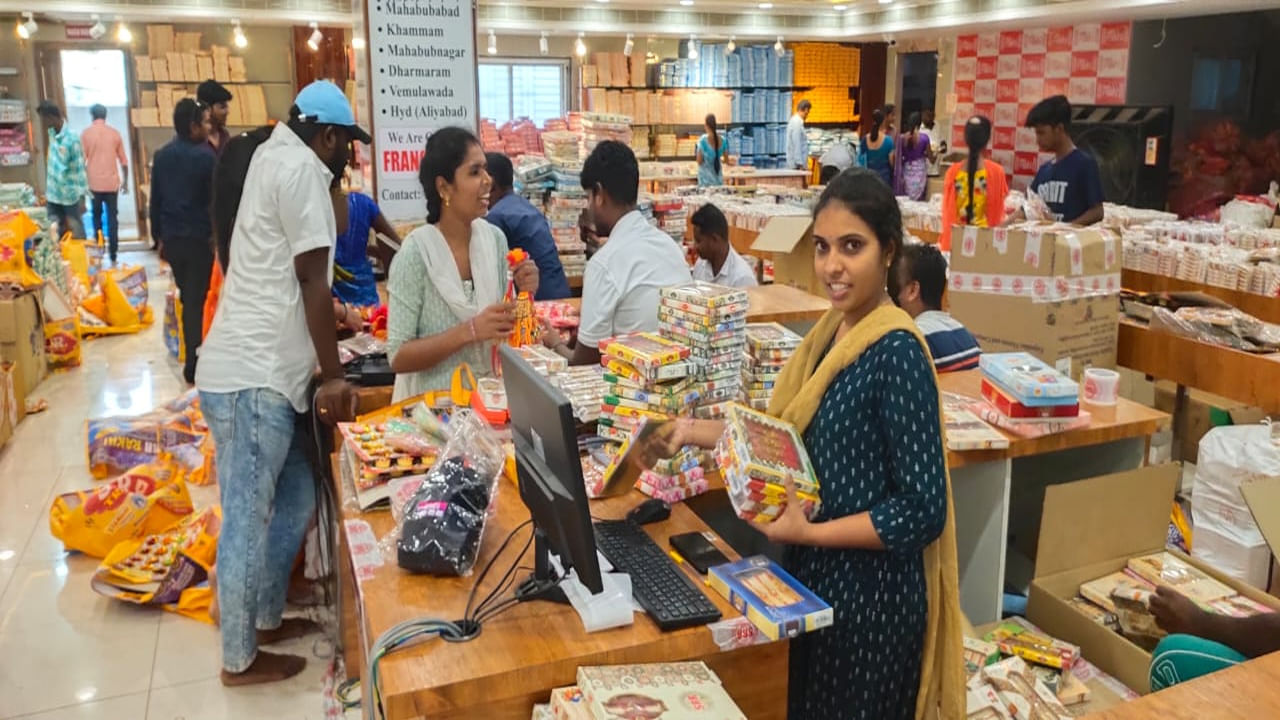 
ఎస్ఆర్ఆర్ రాఖీ సెంటర్ లో రాఖీలు ప‌ది పైసల నుంచి రూ. 500 ధ‌ర‌కు ల‌భిస్తున్నాయి. సుమారు 50 వేల రకాల రాఖీలను తయారు చేసి విక్రయిస్తున్నారు. బార్‌ కోడింగ్‌ పద్ధతిలో బిల్లింగ్‌ చేస్తున్నారు. హైదరాబాద్‌లోని దుకాణాలలో విక్రయించేందుకు ఈ ఏడాది పెద్ద ఎత్తున అక్కడి వ్యాపారులు పెద్దపల్లి రాఖీలను కొనుగోలు చేశారు. గతంలో రూ.10కి దొరికే రాఖీలు ప్రస్తుతం రూ.2కే దొరుకుతున్నాయి.
